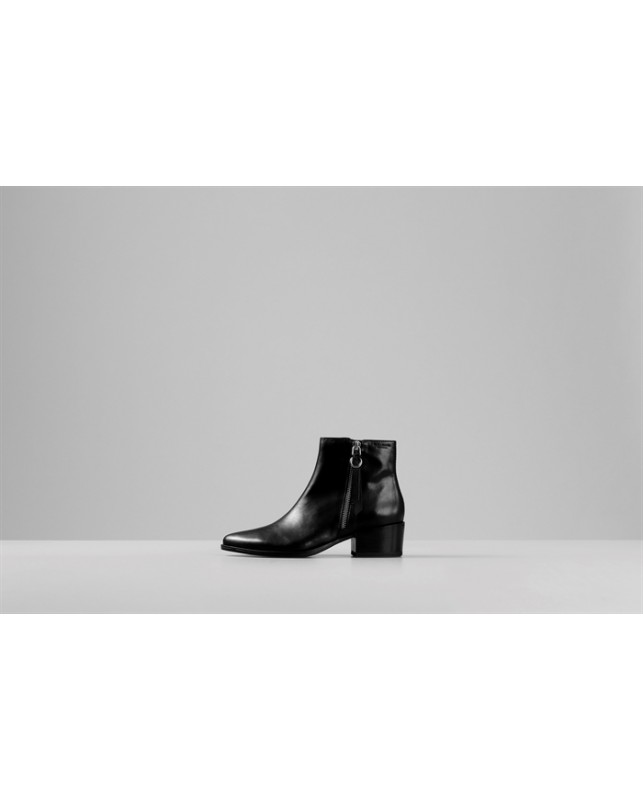 VAGABOND-MARJA-BLACK